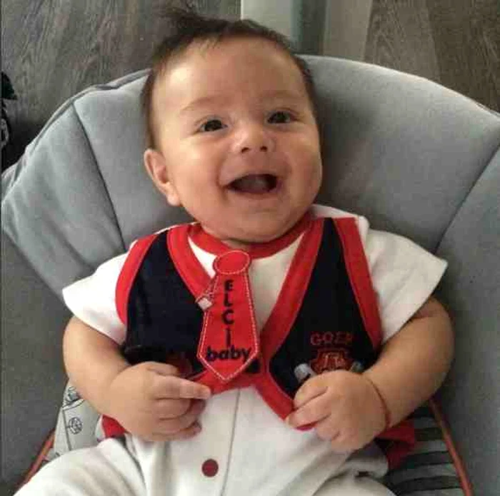 Bebelușul vedetei nu pare deranjat de camera de fotografiat