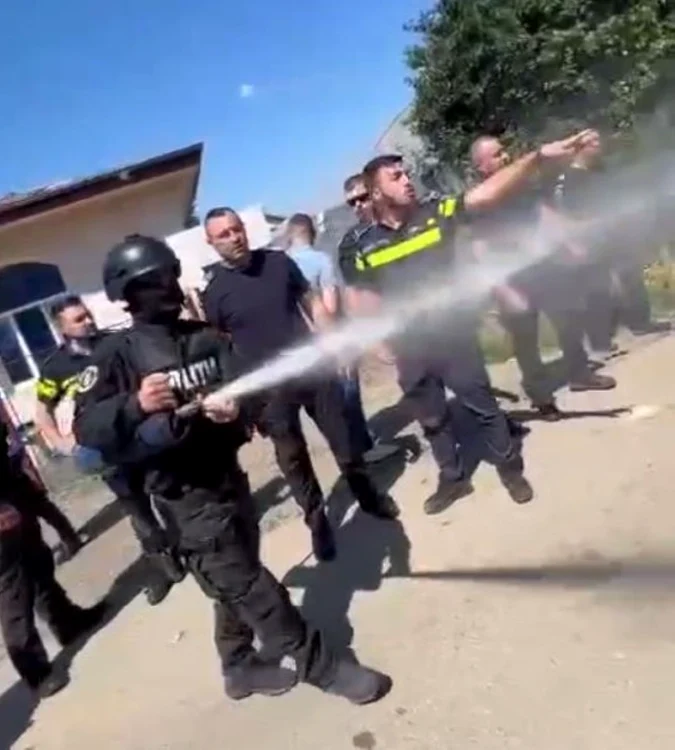 Protestatarii din Giurgiu au fost îndepărtaţi cu gaze lacrimogene, captură video