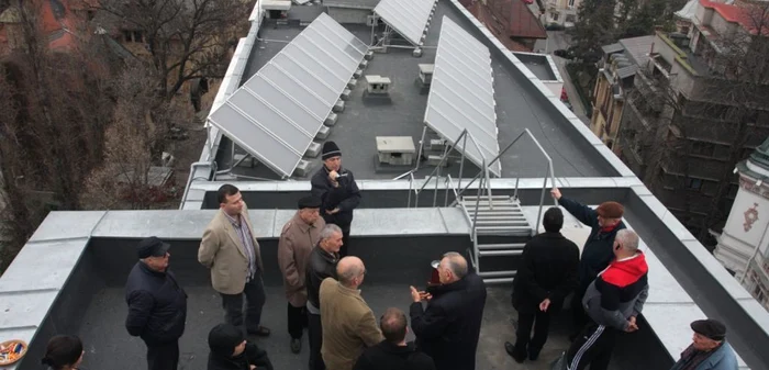 De anul acesta vor apărea panouri fotovoltaice şi pe acoperişurile blocurilor din Slatina