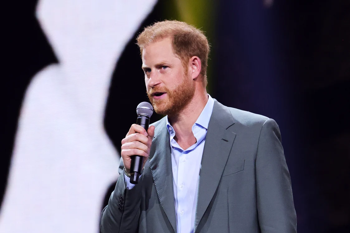 Prințul Harry ținând un speech