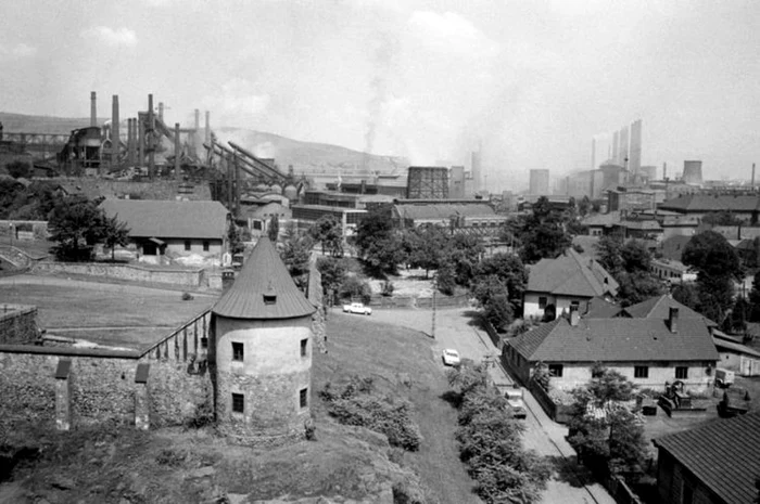 Combiantul siderurgic în anii 70, văzut de pe meterezele Castelului Corvinilor. Foto: Fortepan.hu