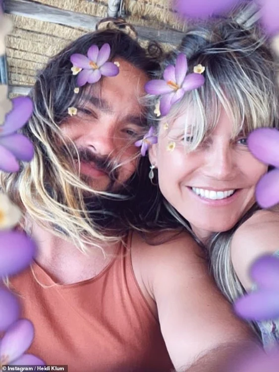 Cei doi se comportă precum doi adolescenţi care simt pentru prima dată fiorii iubirii