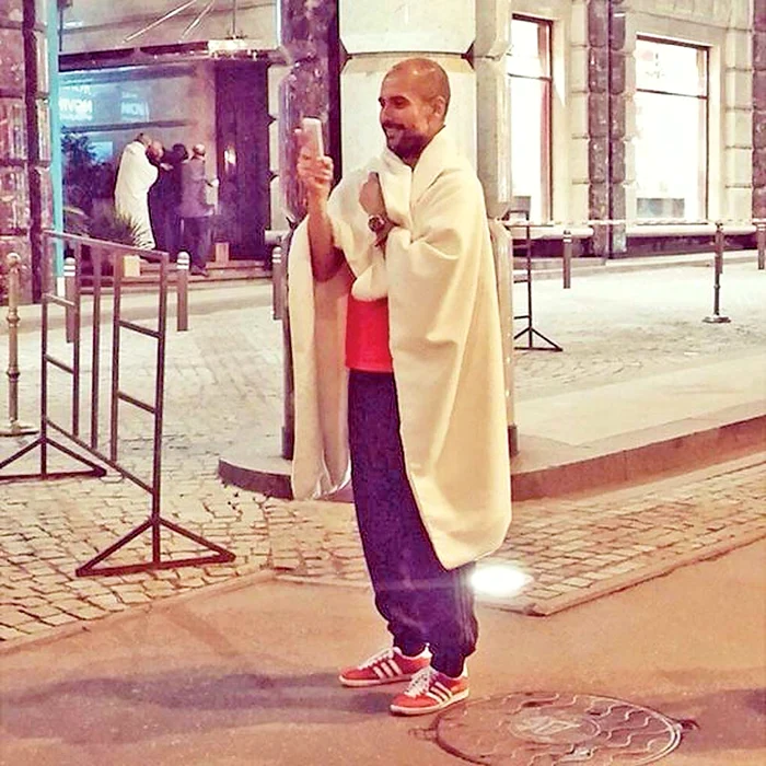
    Guardiola a ieşit din cameră învelit cu o pătură şi a pozat desfăşurarea  evenimentelorFoto: Twitter.com  
