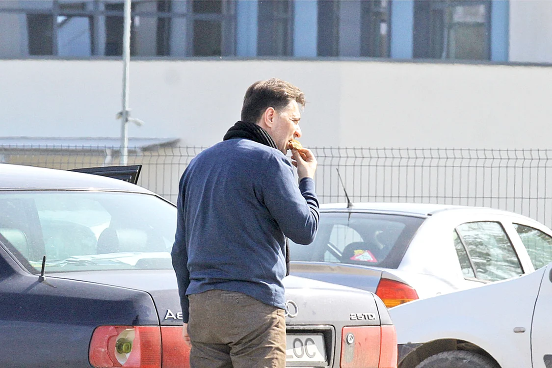 2016. Marius Locic  conduce un  Audi vechi cu  stopul spart