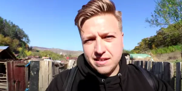 Simon Wilson vlogger din Ţara Galilor în vizită în România Sursa Youtube SW