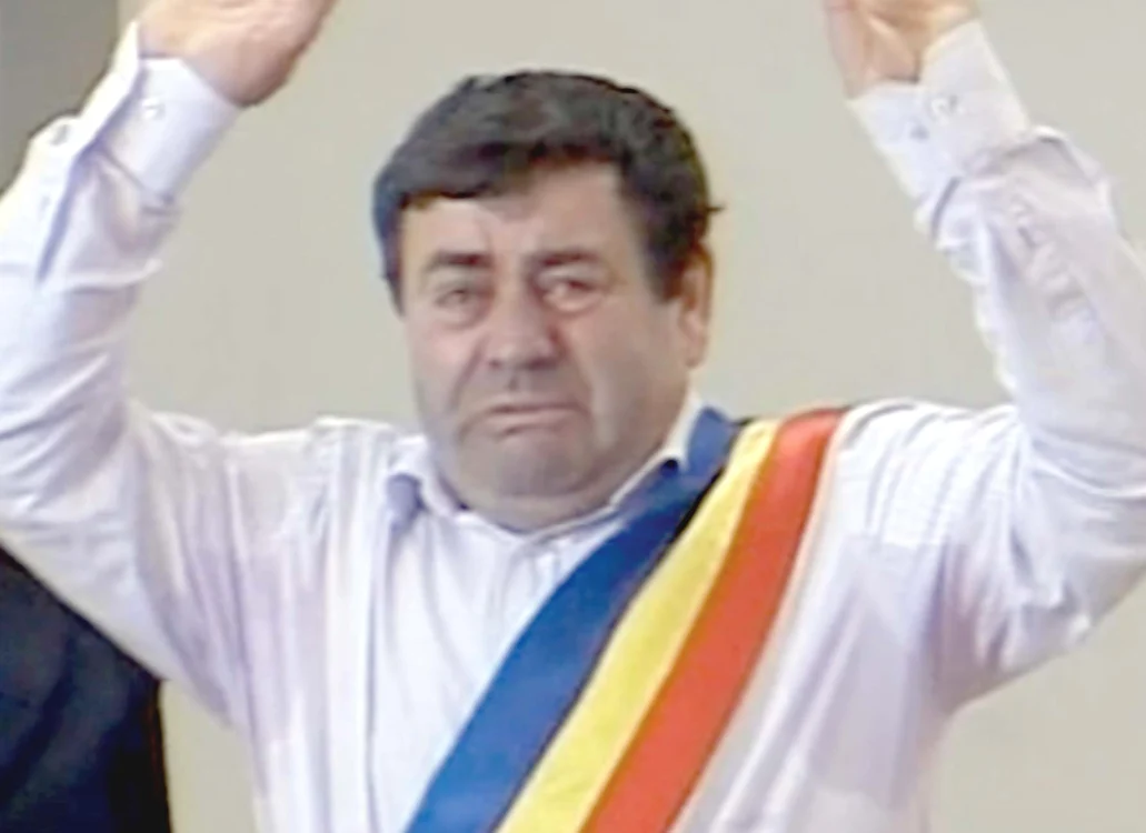 
    Dumitru Ruse a fost  păzit de poliţişti pe  parcursul ceremoniei  