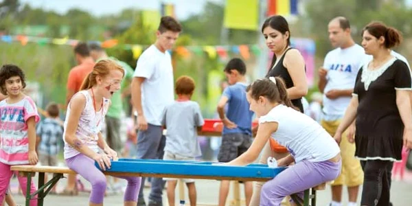 Părinţii şi copiii au participat deopotrivă la jocurile din parcul Lumea Copiilor