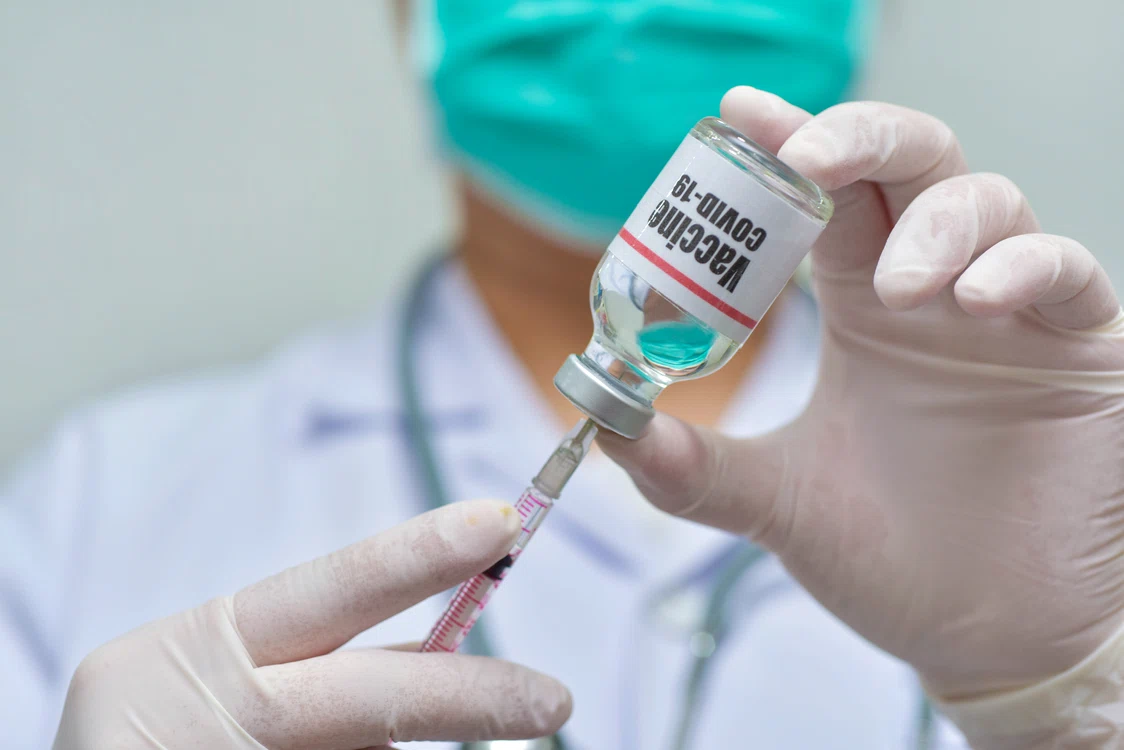 
    Seringă cu vaccin anti-covidDozele au fost atribuite unor bătrâni sau unor bolnavi care nu au reușit să se programeze, dar s-au prezentat la poarta spitalului  