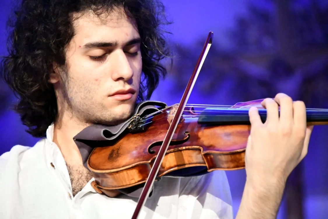Violonistul italian Vikram Sedona este invitat în concertul de închidere de stagiune de la Ateneul Român