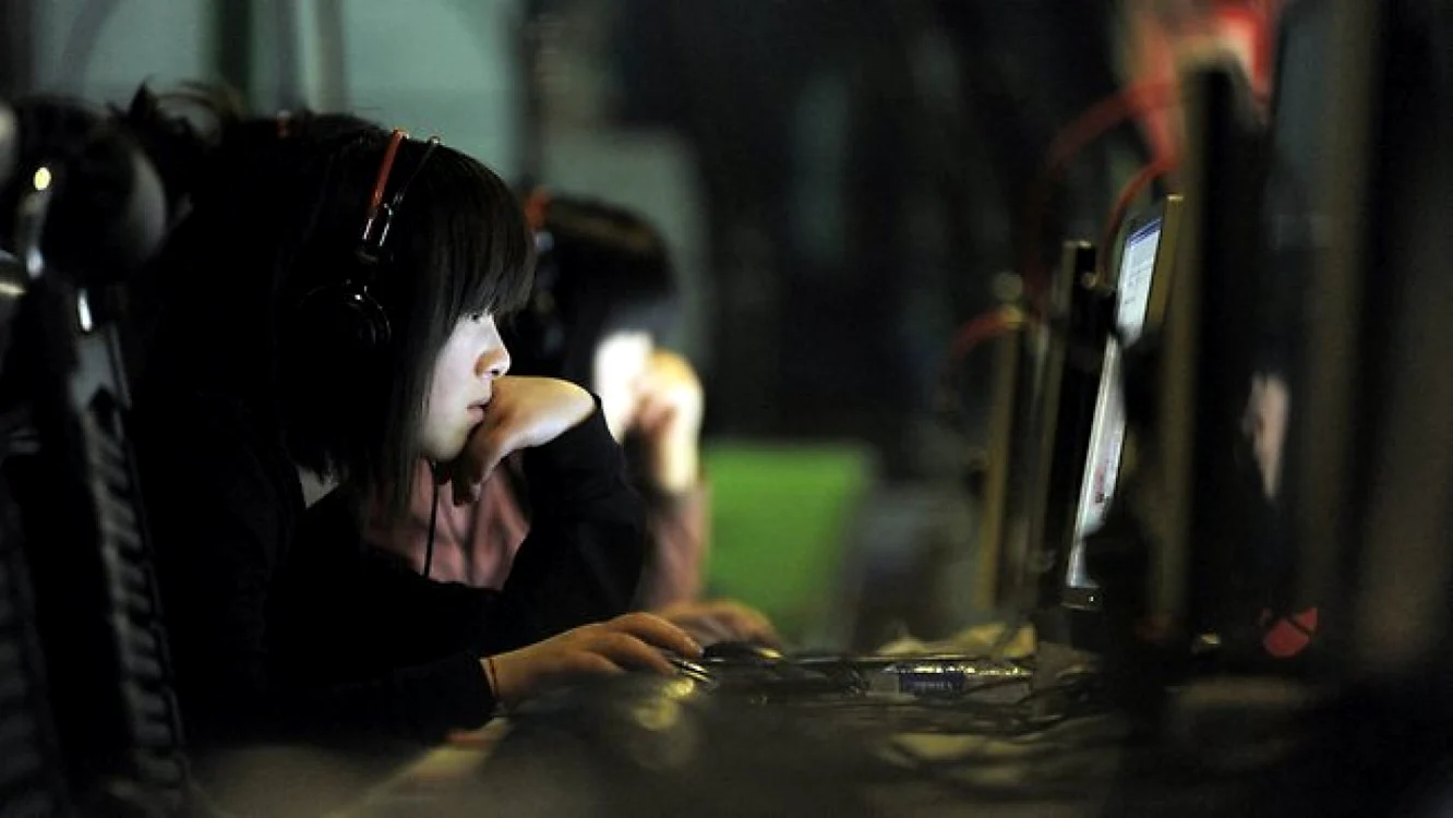 Pentru a menţine „decenţa“ în mediul online, guvernul chinez le cere companiilor să aplice singure cenzura. FOTO: AFP