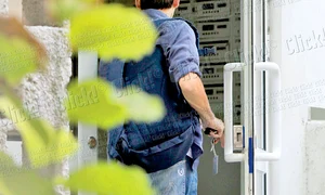 Lavinia şi Ştefan au fost  surprinși de fotoreporterii  Click! intrând în același bloc,  în care au petrecut câteva ore jpeg