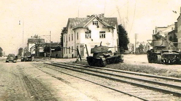 13 octombrie: Al Doilea Război Mondial: Armata Roşie intră în Riga, capitala Letoniei, ca "armată eliberatoare" jpeg