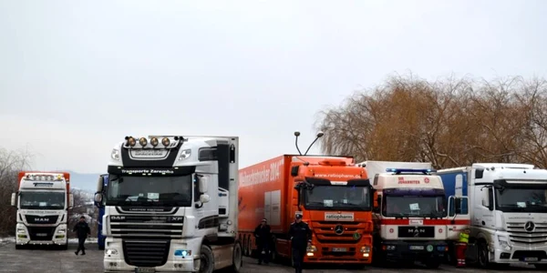 Tiruri - Camioane cu cadouri pentru copii sosesc din Germania in Bistrita-Nasaud FOTO Mediafax 