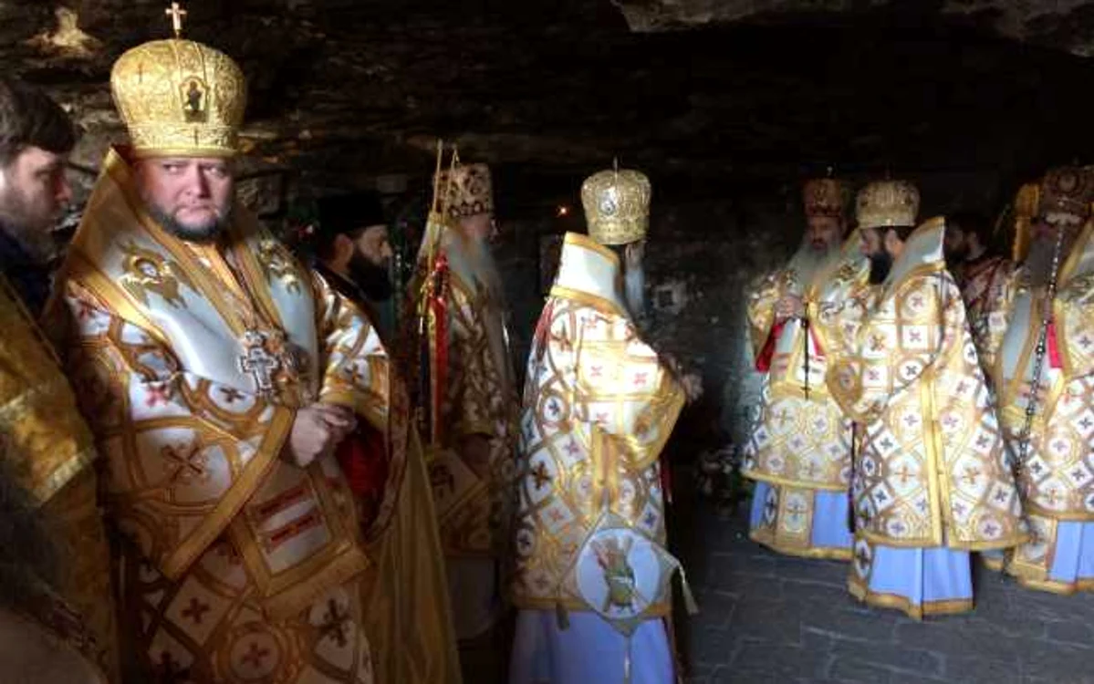 ÎPS Teodosie la Mănăstirea Peştera Sfântului Apostol Andrei Foto Sînziana Ionescu