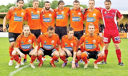 Fotbaliştii austrieci îl aşteaptă pe  preşedinte să joace fotbal alături de ei jpeg