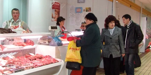 Pietrenii plătesc cu 3 lei mai mult la fiecare kilogram de carne de porc pe care îl cumpără decât băcăuanii