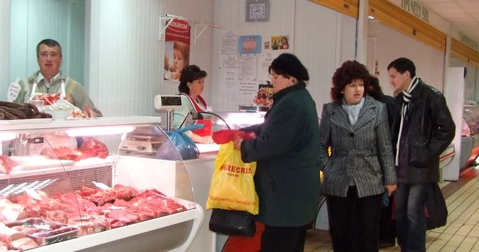 Pietrenii plătesc cu 3 lei mai mult la fiecare kilogram de carne de porc pe care îl cumpără decât băcăuanii