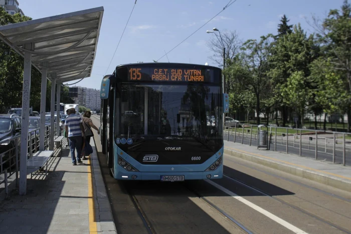 Călătorii trebuie să poarte obligatoriu mască în mijloacele de transport. FOTO Inquam Photos