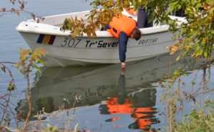 Echipele Apelor Române monitorizează şi analizează calitatea apelor Dunării