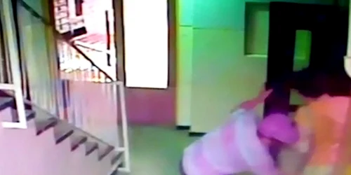 Noi imagini cu un atac in lift