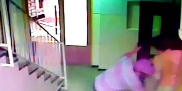 Noi imagini cu un atac in lift