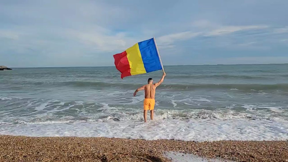 Baie în mare de Ziua Națională a României: cine este temerarul care și-a sărbătorit patria într-un mod inedit VIDEO