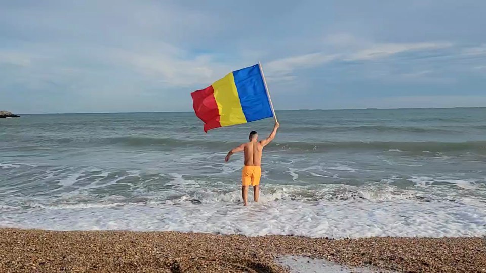 Iată cine a făcut baie în mare de Ziua Națională a României! Iată cine a făcut baie în mare de Ziua Națională a României!