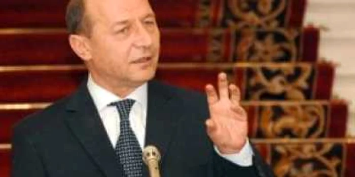 Băsescu îi îndeamnă pe poliţişti să pună mai repede mâna pe armă