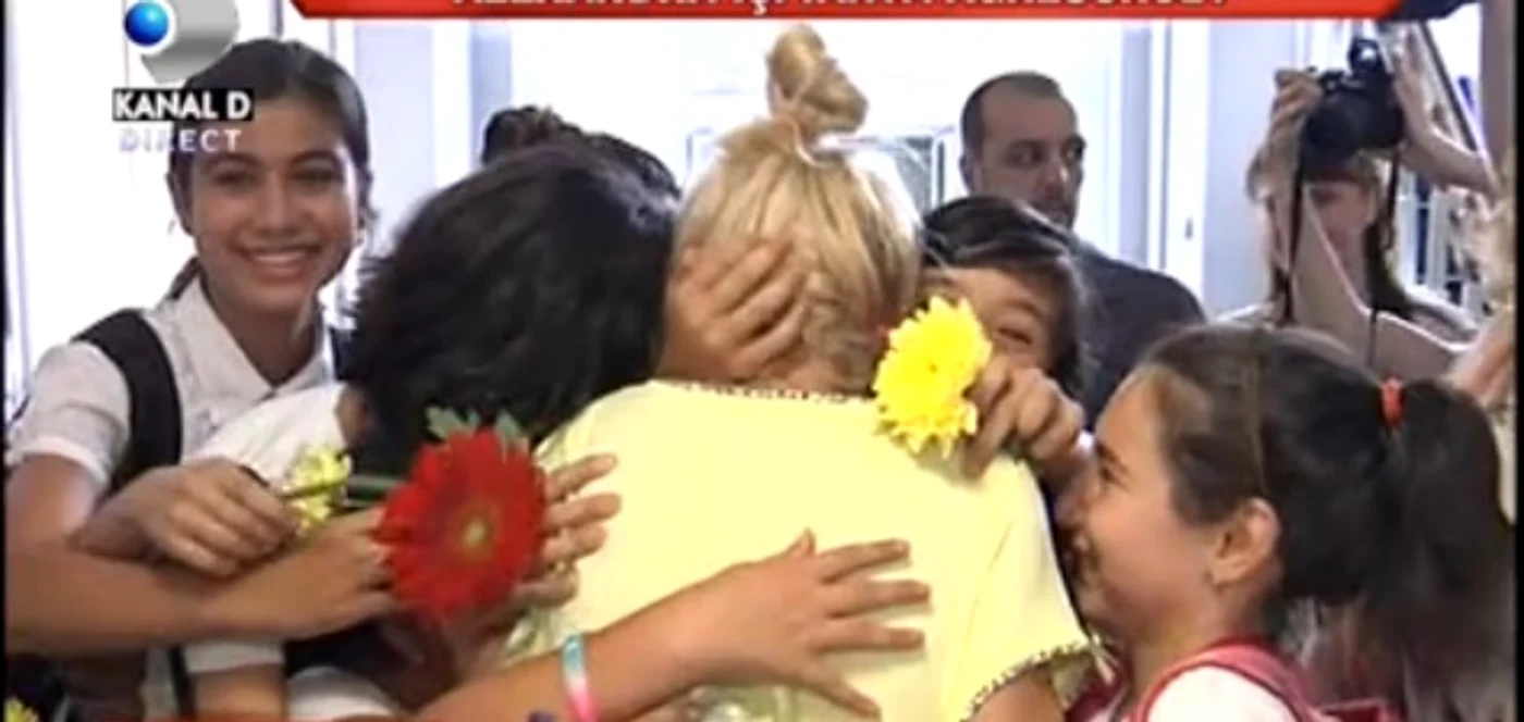 Alexandra Stan a fost vizitată de fani la spital (captură video)