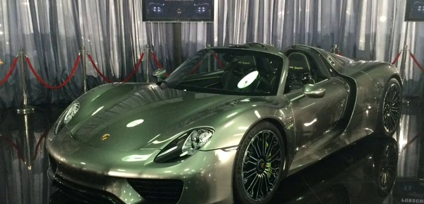 Autoturismul hibrid Porsche 918 Spyder accelerează de la 0 la 100 km/h ]n 2,6 secunde ;i consum[ doar 3,1 litri la suta de kilometri, graţie motoarelor sale electrice