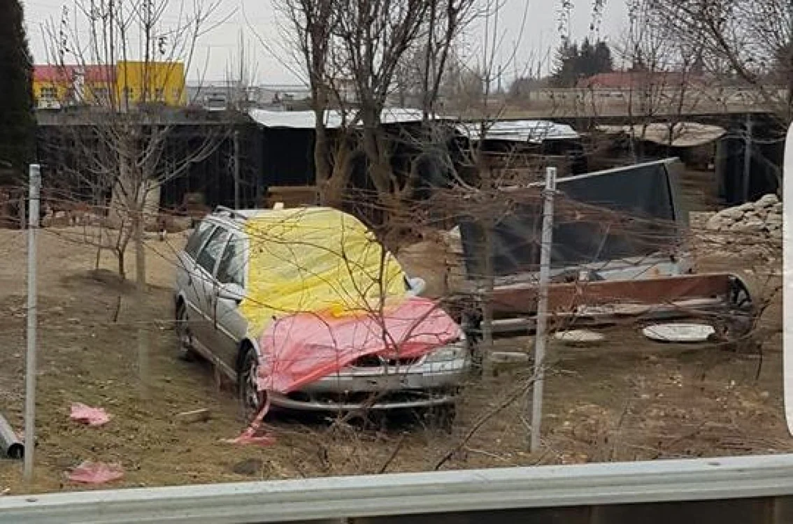 Maşina Opel ascunsă undeva la periferia Braşovului şi descoperită de Marian Gordină FOTO Facebook