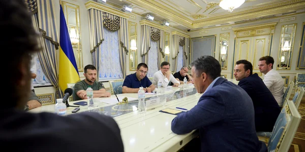 Harry Nedelcu al doilea din dreapta la o intalnire cu presedintele Zelenski FOTO arhiva personala jpg