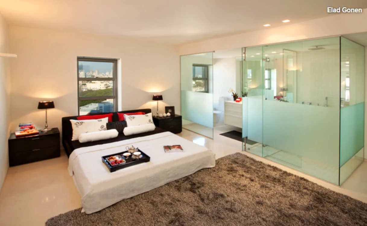 Unele hoteluri extravagante au băi cu pereți de sticlă. FOTO: Houzz.com