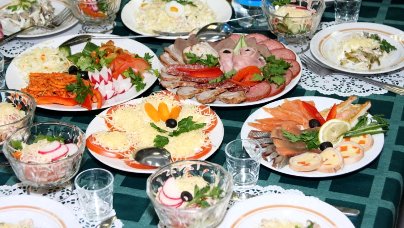 Mesele copioase de sărbători lasă în urmă kilograme în plus Sursă foto: Profimedia 