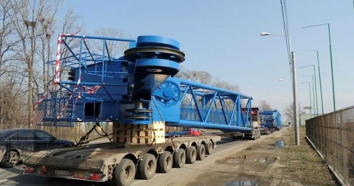 Transporturile agabaritice dau peste cap circulaţia FOTO Adevărul