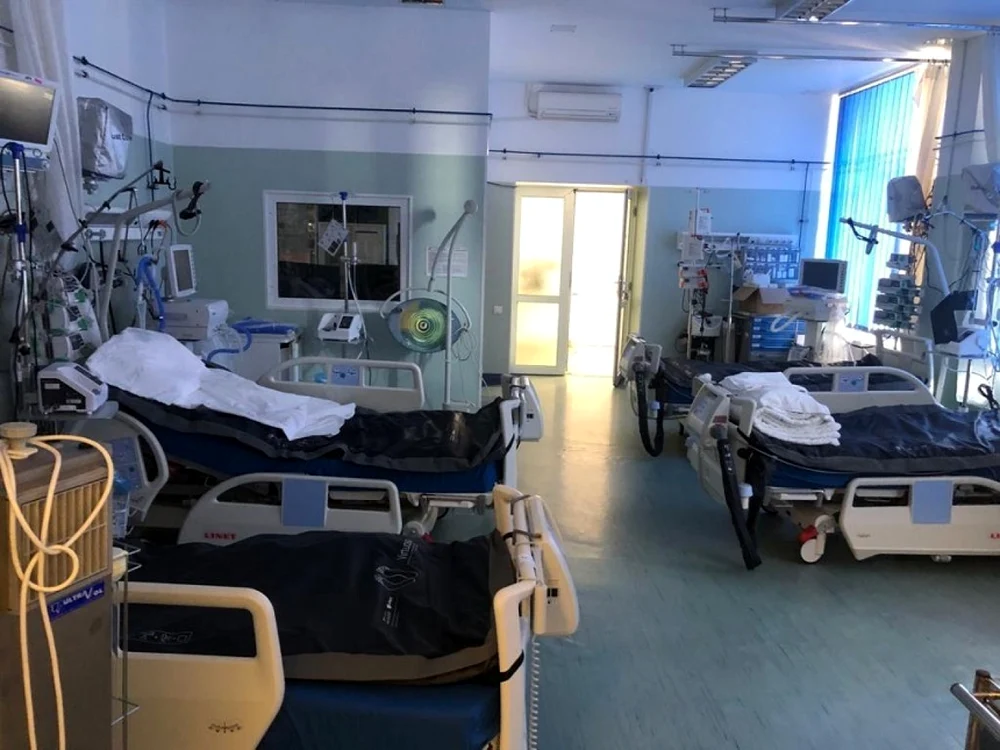 Unele spitale nu au loc la ATI pentru pacienţii cu COVID-19, în timp ce altele au locuri, dar nu au medici
