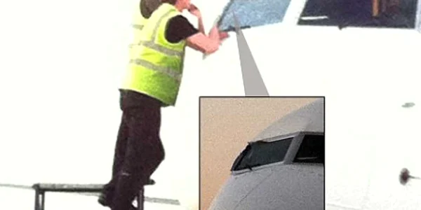 Parbrizul avionului, fixat cu bandă adezivă, Sursa: dailymail.co.uk