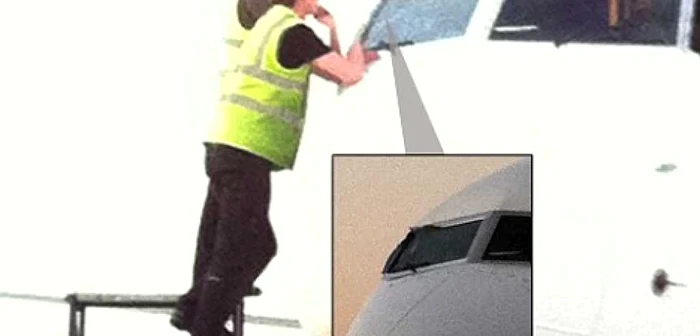 Parbrizul avionului, fixat cu bandă adezivă, Sursa: dailymail.co.uk