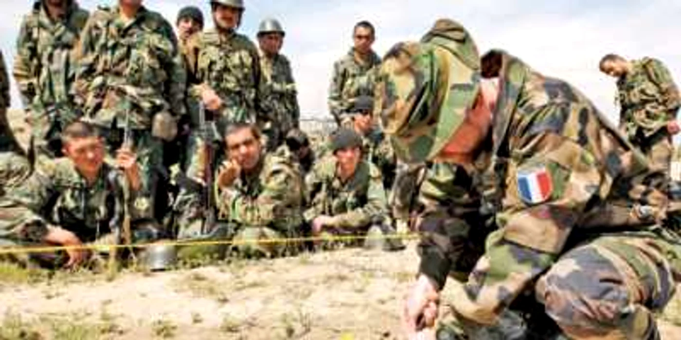 Militari francezi care fac instrucţia pe teren trupelor afgane