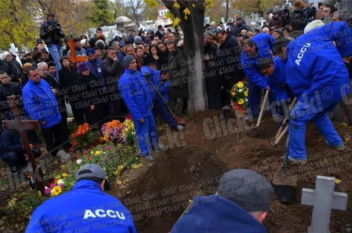 Înmormântarea lui Şerban Ionescu, la Cimitirul Bellu din Bucureşti. (Foto: Cezar Preda)