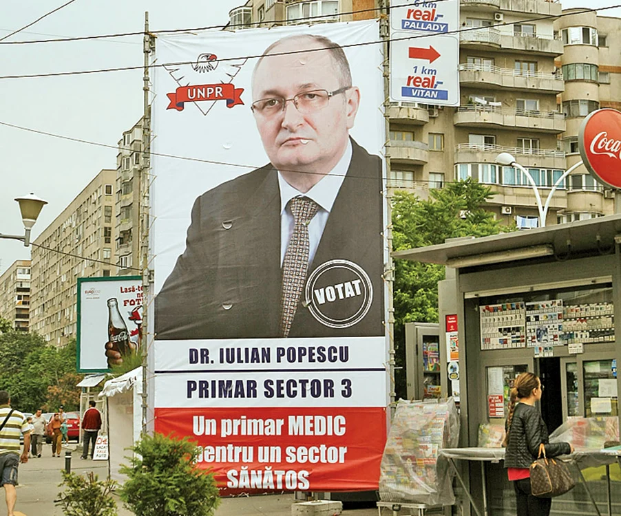 Dr. Iulian Popescu a ocupat  intersecţiile cu panouri imense:  şase metri înălţime, circa 100 de euro pentru un panou