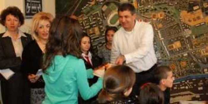 Elevii au primit diplome şi bani