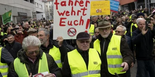 Oameni protesteaza in Germania impotriva interzicerii unor modele mai vechi de masini diesel FOTO AFP