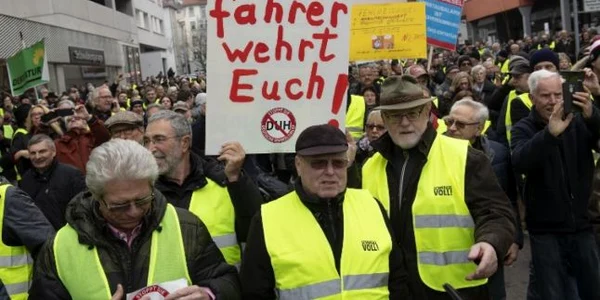 Oameni protesteaza in Germania impotriva interzicerii unor modele mai vechi de masini diesel FOTO AFP
