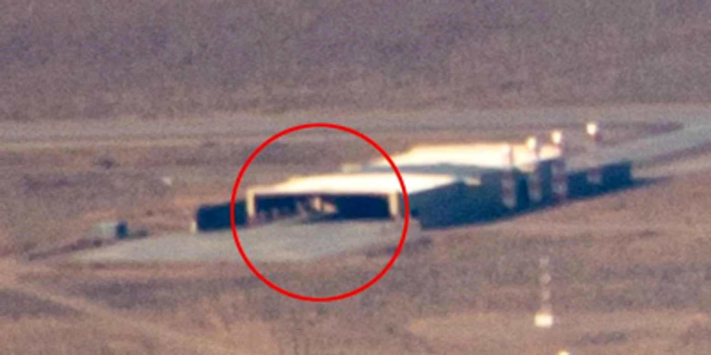 Pilotul privat Gabe Zeifman a pozat ceea ce pare a fi formă triunghiulară într-un hangar FOTO captură via Daily Mail