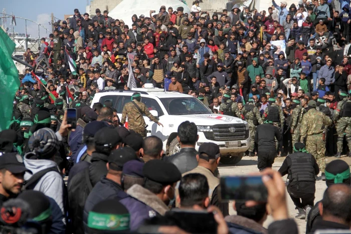 Luptători Hamas aduc ostaticii pentru schimbul cu Israelul FOTO EPA-EFE