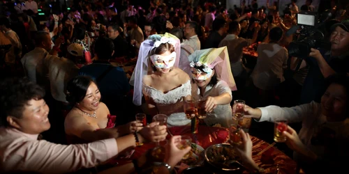 Cuplurile de acelaşi sex celebrează în timpul ceremoniei de nuntă în masă pentru căsătoria de acelaşi sex în Taipei Taiwan Taiwan a devenit prima ţară asiatică care a legalizat căsătoria între persoane de acelaşi sex FOTO EPA EFE Ritchie B Tongo