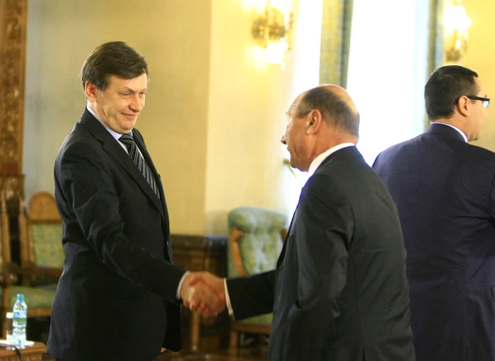 Preşedintele Traian Băsescu şi liderul PNL Crin Antonescu au opinii diferite pentru modificarea Constituţiei FOTO Adevărul