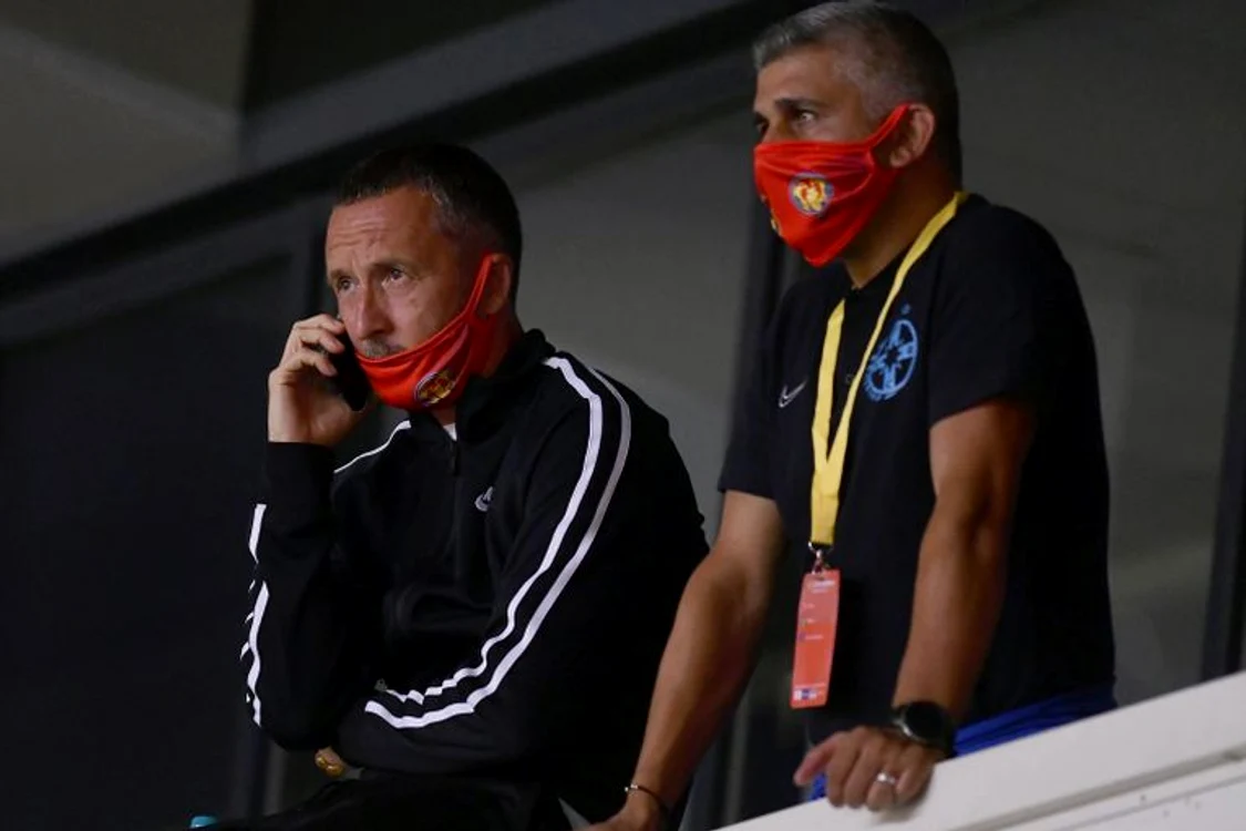 
    Mihai Stoica ”ascultă muzică” la meciuri tot mai desFOTO: Sportpictures.eu  