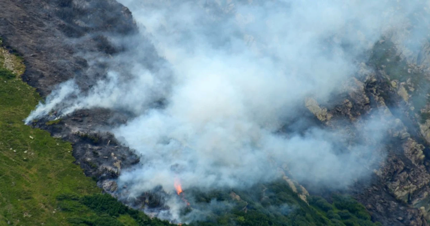 Pompierii au aruncat peste 8.000 de saci cu apă din elicopter pentru a stinge incendiul din vârful munţilor Cozia FOTO: Mediafax